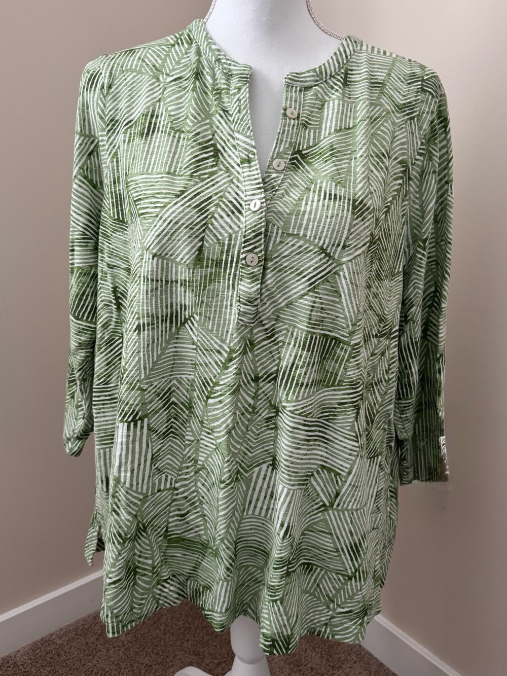 Chico’s Green & White Patterned Tunic Top 3/4 Sleeve Size3 ( XL)